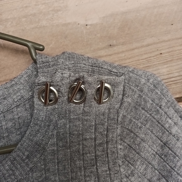 🆕 Cyrus Ribbed Button Shoulder Top - Picture 2 of 7